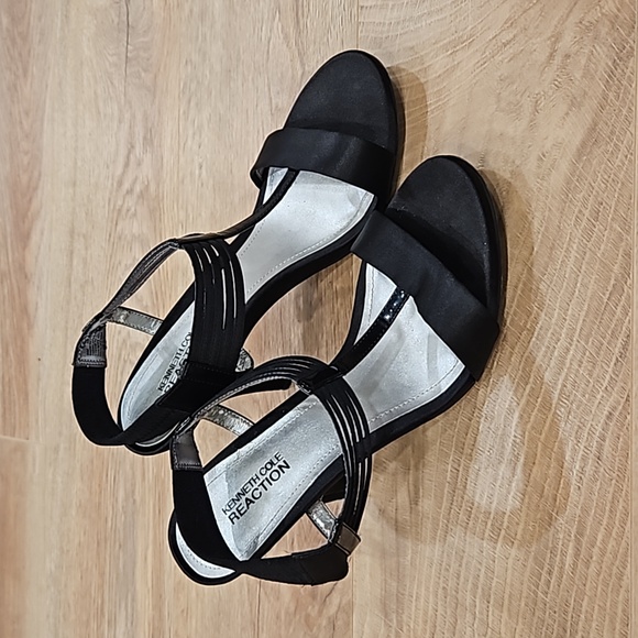 Kenneth Cole Reaction Know Way Satin T Strap Black Heels. SIZE 8 - Picture 2 of 6